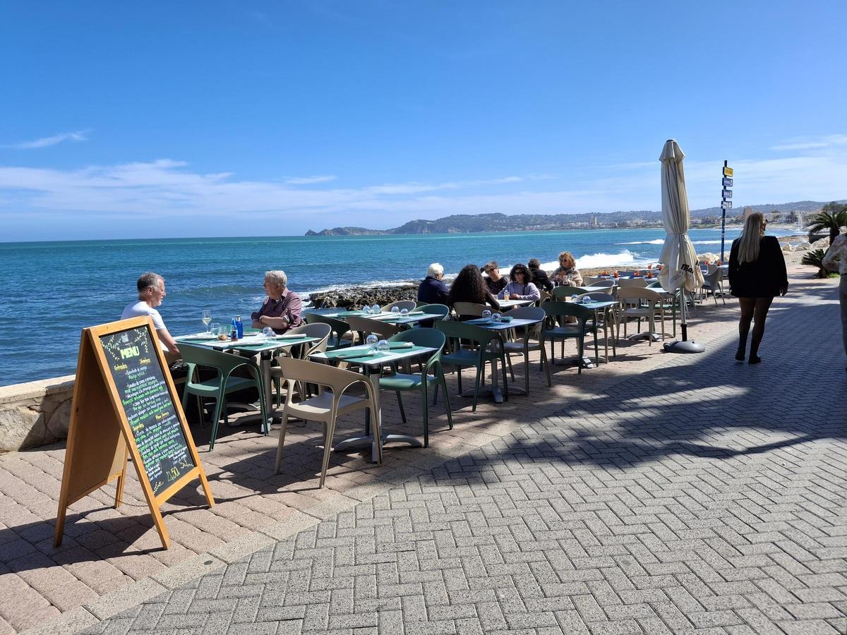 Los dos restaurantes afectados han montado las terrazas pegadas al mar