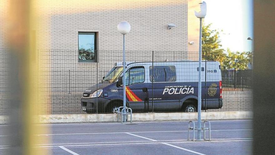 A juicio acusado de atar a la cama y violar a su hijastra en Castellón