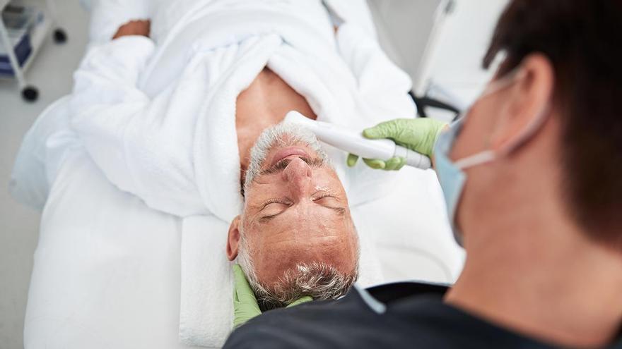 Los 5 tratamientos estéticos más demandados por los hombres, del 'brótox' a la mandíbula de diamante: 