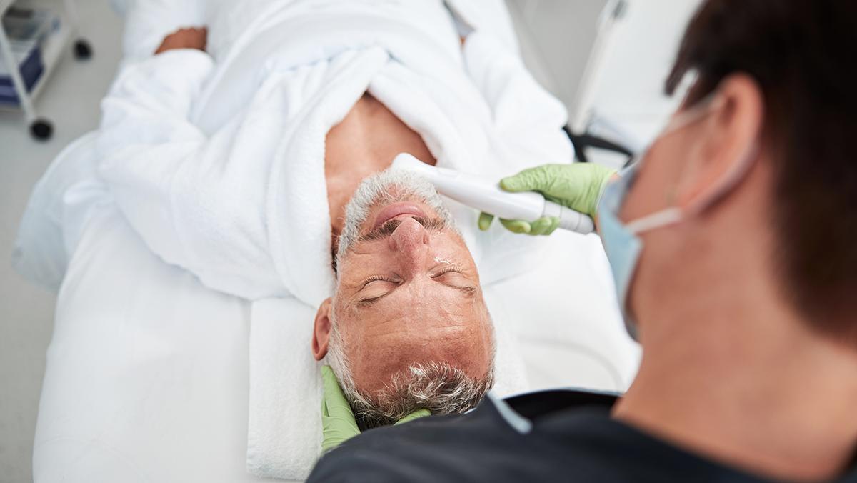 Un hombre se somete a un tratamiento estético.