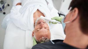 Un hombre se somete a un tratamiento estético