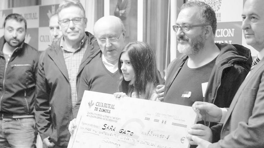 Miembros de los Veteranos del Zamora CF y de Caja Rural entregaron el cheque a la niña zamorana.