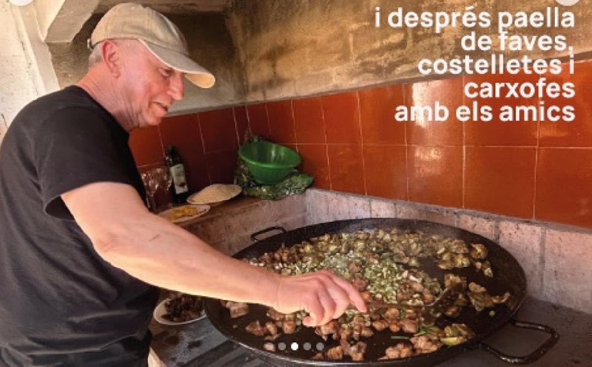 Joan Baldoví presume de Pascua mientras hace una paella.
