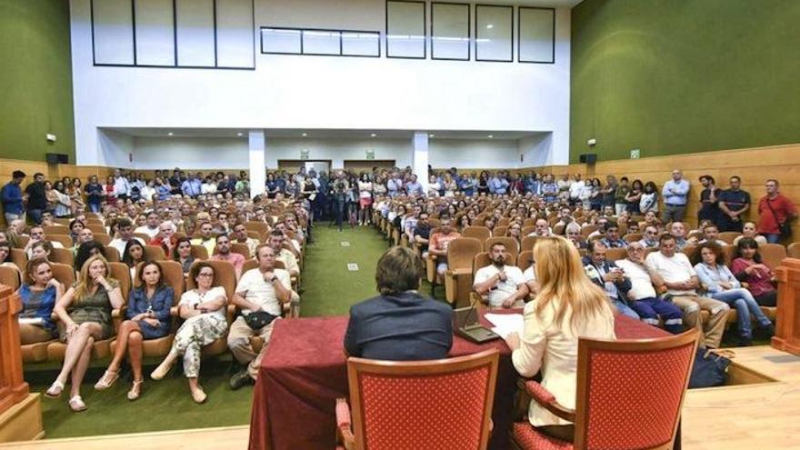 Los trabajadores municipales, en el salón plenario.