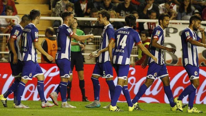 Lucas, en el centro frente a Mosquera, celebra su gol en el triunfo del Deportivo en Vallecas.