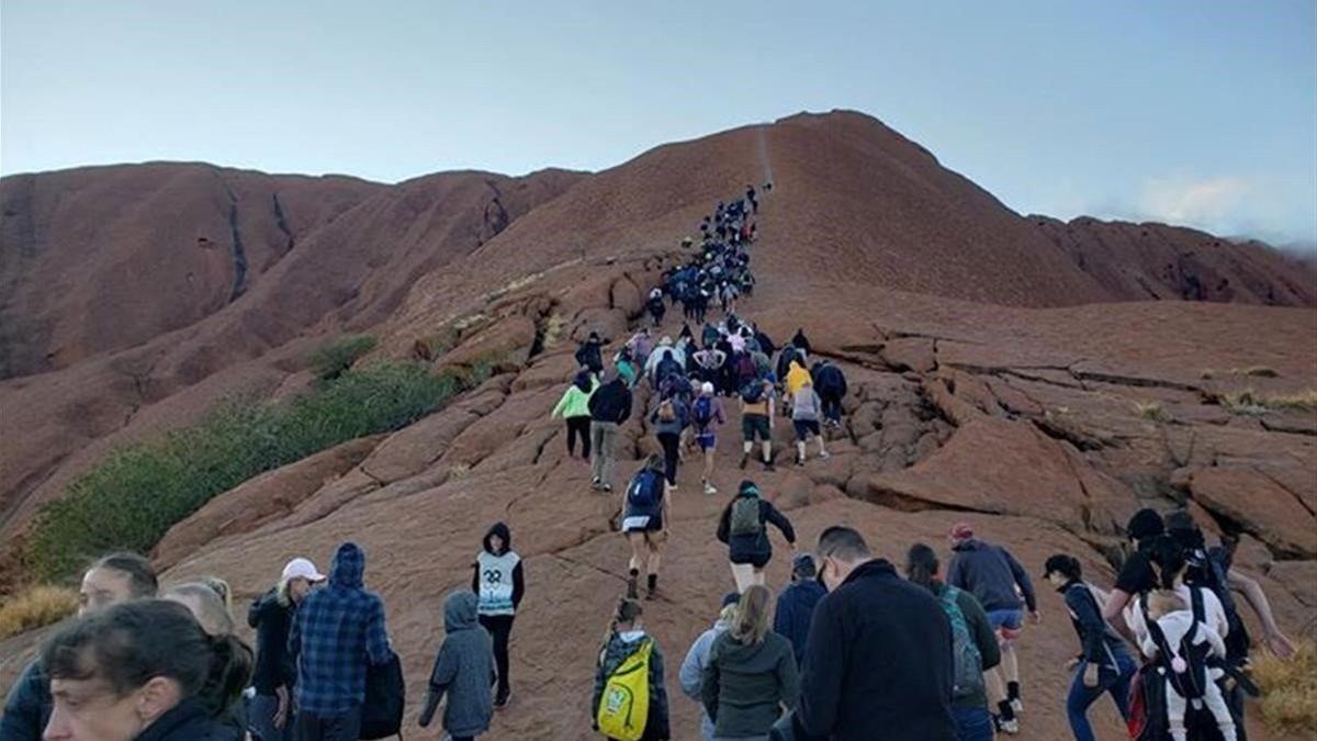 zentauroepp50312740 tourists crowd a trail as they attempt to climb the uluru  a191009162726