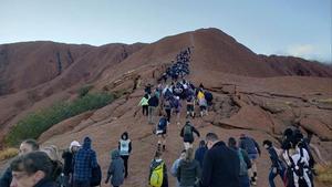 zentauroepp50312740 tourists crowd a trail as they attempt to climb the uluru  a191009162726
