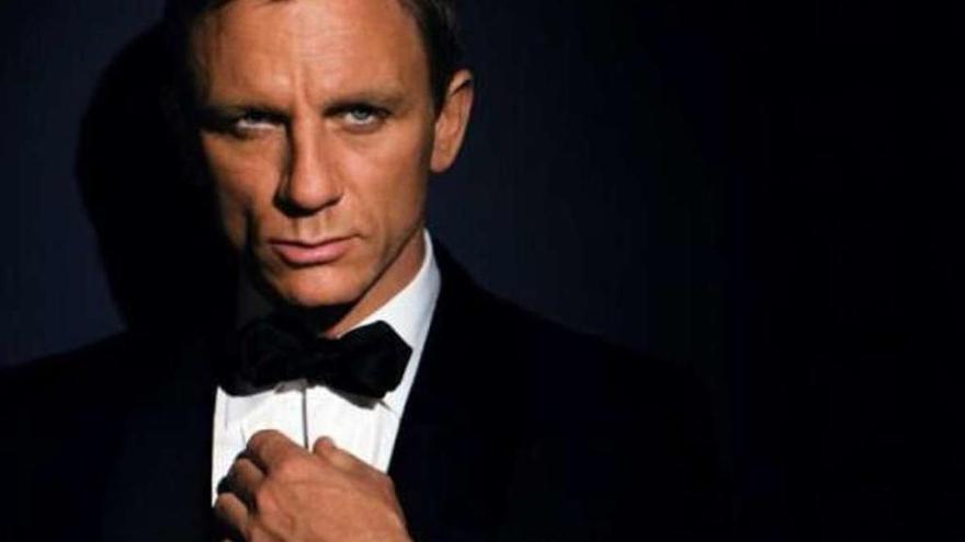 Daniel Craig, como James Bond.