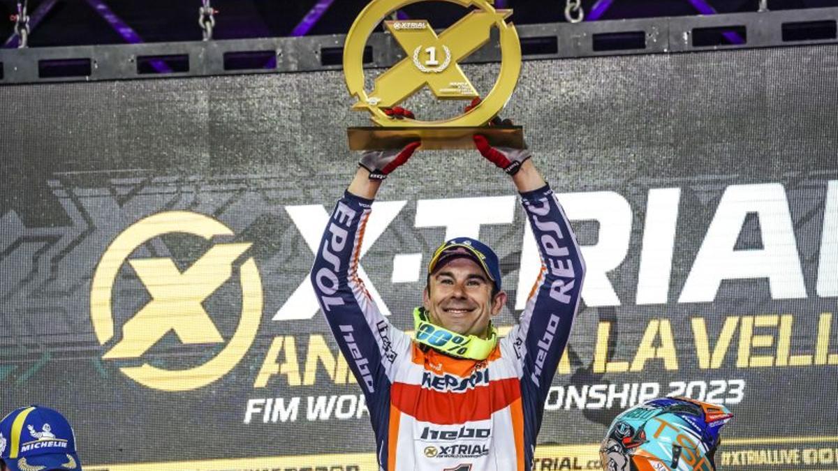 Toni Bou llueix el trofeu que l'acredita vencedor a Madrid i campió del món