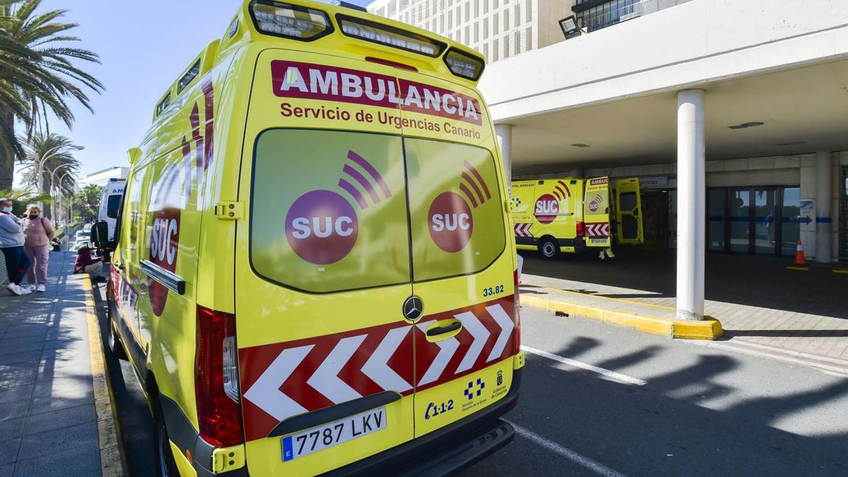 Ambulancias del Servicio de Urgencias Canario (SUC) en el Hospital Insular de Gran Canaria. | | ANDRÉS CRUZ