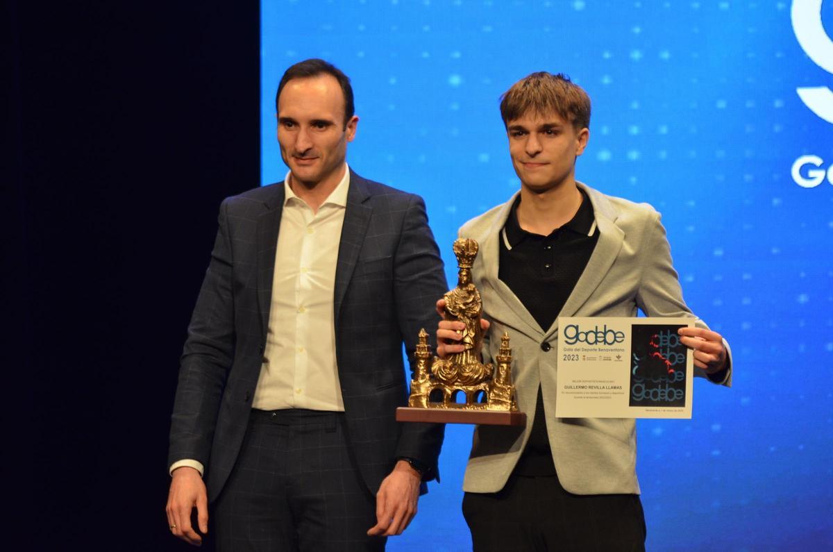 El socorrista benaventano, Guillermo Revilla, recibe su premio a Mejor Deportista. / E. P.