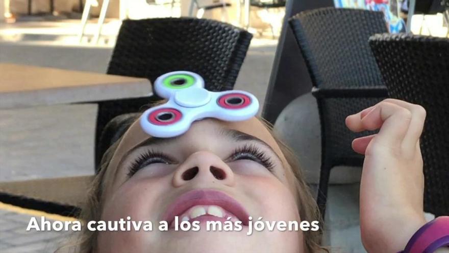 Fidget Spinner, el juguete del momento en medio mundo, ya triunfa en Mallorca