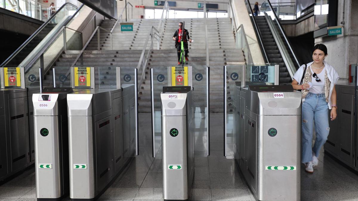 Usuarios en la estación de tren de Castellón.
