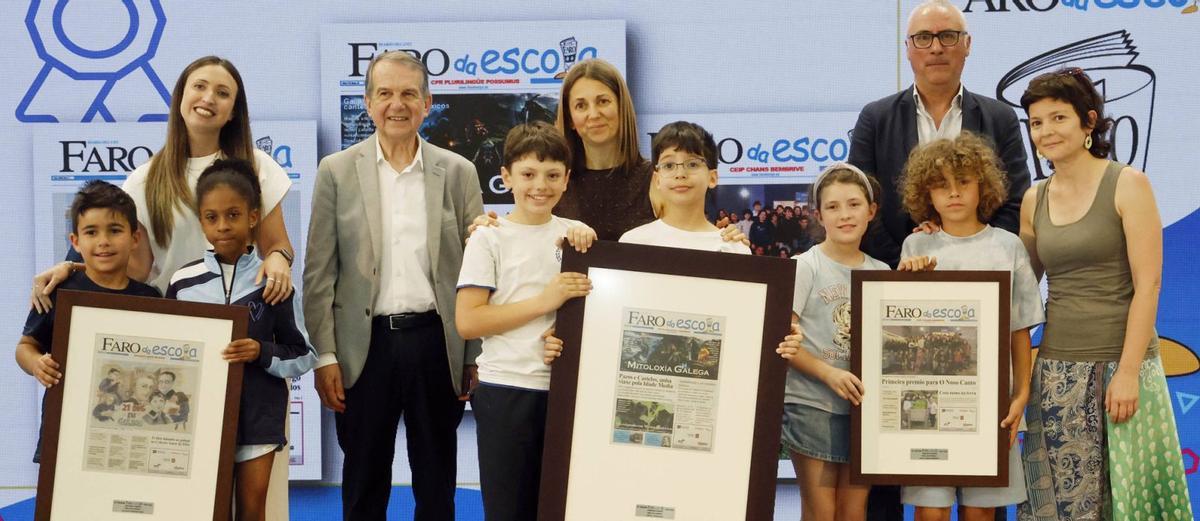 Abel Caballero y Rogelio Garrido, con los ganadores del premio al mejor diario: CPR Possumus (1º), Amor de Dios (2º) y CEIP Chans de Bembrive (3º). | MARTA G. BREA