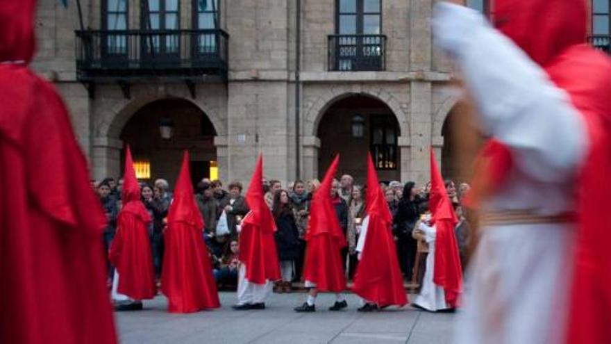 Los cofrades del Santísimo Cristo de Rivero, ayer, durante la procesión.