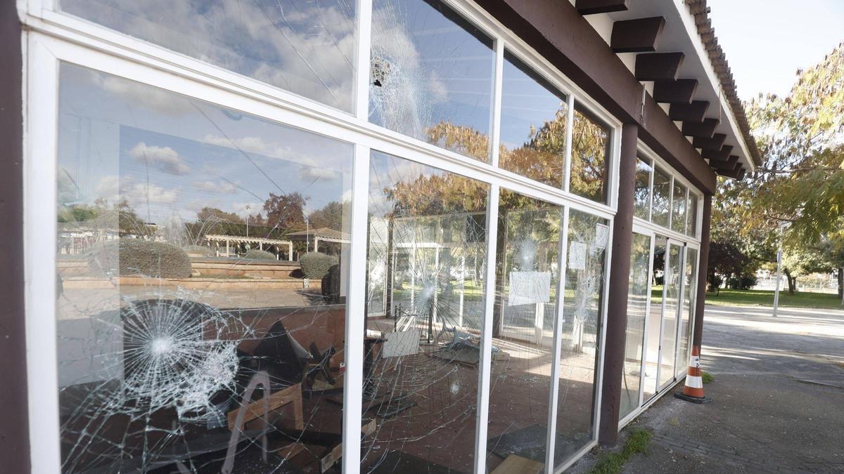 Vecinos y Ayuntamiento buscan una solución para el vandalizado quiosco de Son Gibert