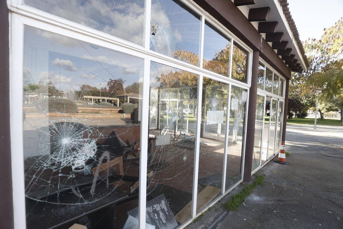 Las cristaleras del quiosco están destrozadas.