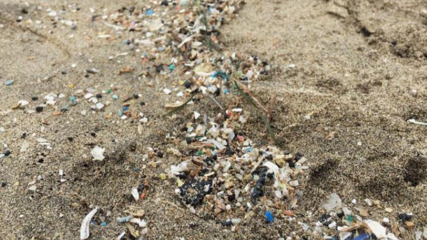 Plástico y colillas en una playa canaria