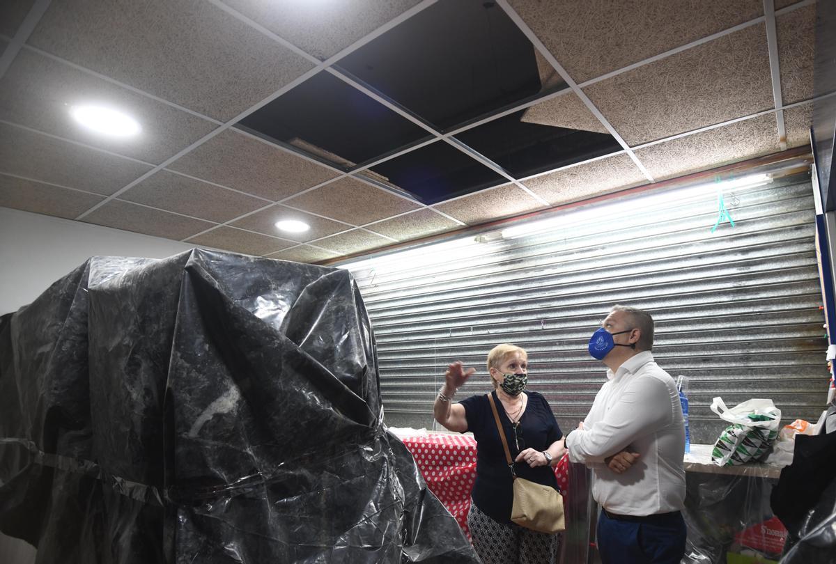 El enorme agujero que dejó el derrumbe se aprecia aún en el techo del lugar.