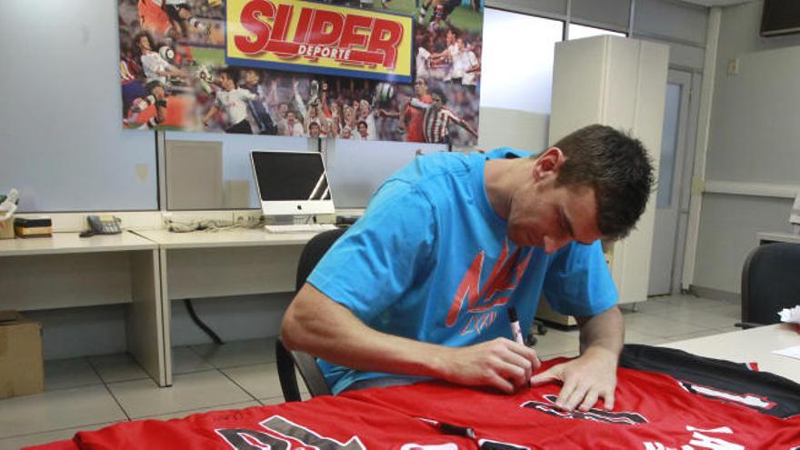 Víctor Claver, firmando su camiseta