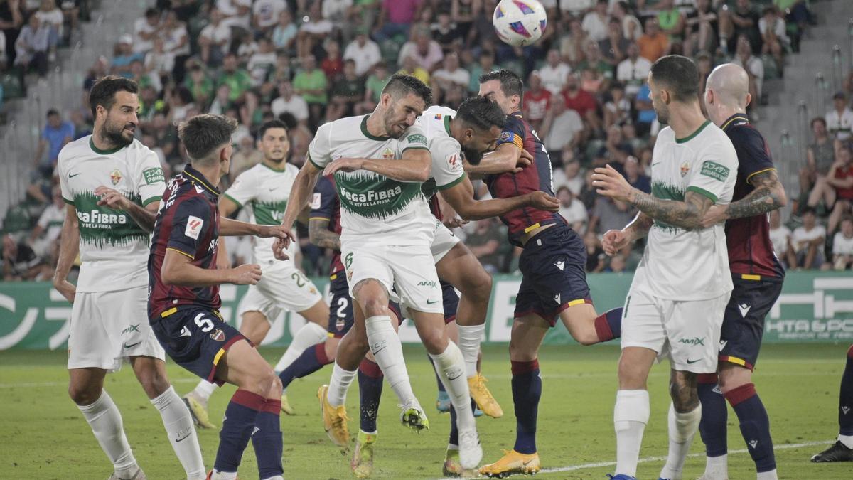 Imagenn del Elche-Levante de la primera vuelta, disputado en el estadio Martínez Valero