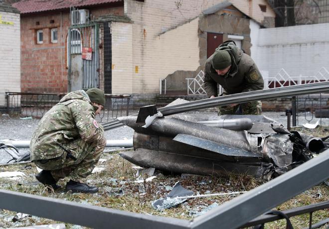 Dos soldados comprobando los destrozos