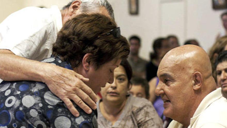 Vecinos del pueblo de La Restinga, conversan momentos antes del inicio de la reunión con diversas autoridades de la isla y del Gobierno canario para tratar sobre la erupción volcánica submarina que tiene lugar frente a sus costas.