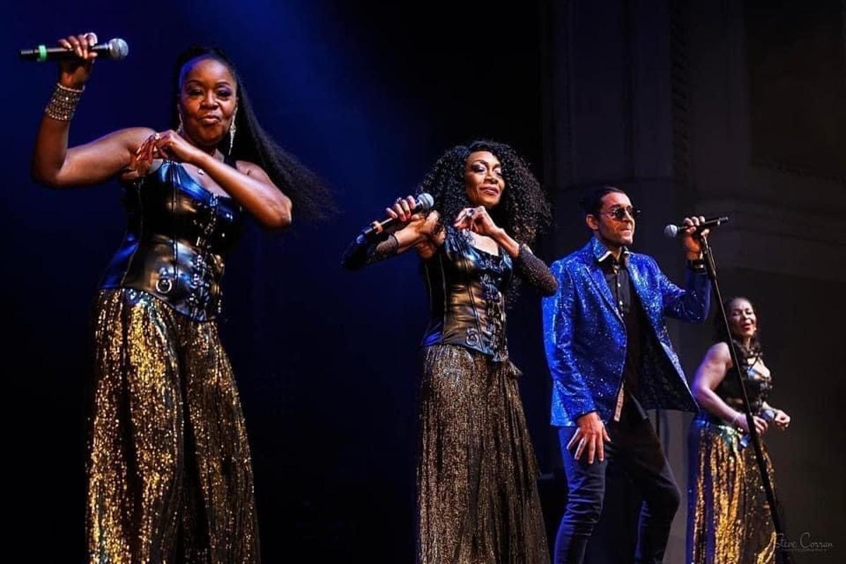 La formación actual de Boney M, liderada por Maizie Williams, durante un directo