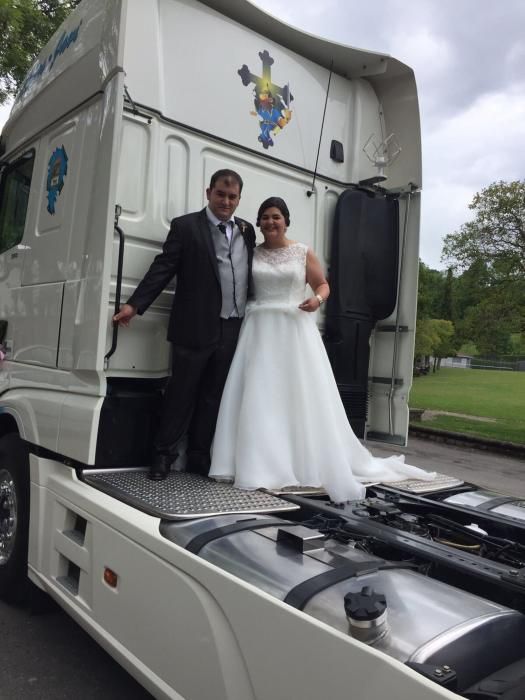 Un piloñés acude a su boda en camión