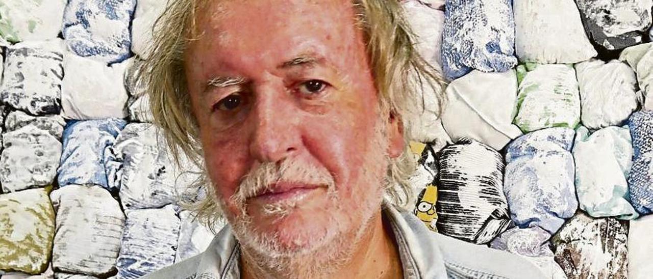 Mario Arlati apuesta por la economía circular en el arte pintando telas viejas para sus ‘strappis’ en ses Salines. | JUAN SUÁREZ
