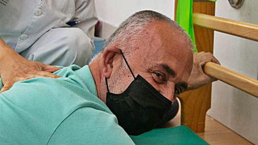 Santiago Melián acude desde hace ya casi un año, tres días en semana, al servicio de rehabilitación del HUC para tratar de recuperarse de las secuelas que les ha dejado la covid-19.