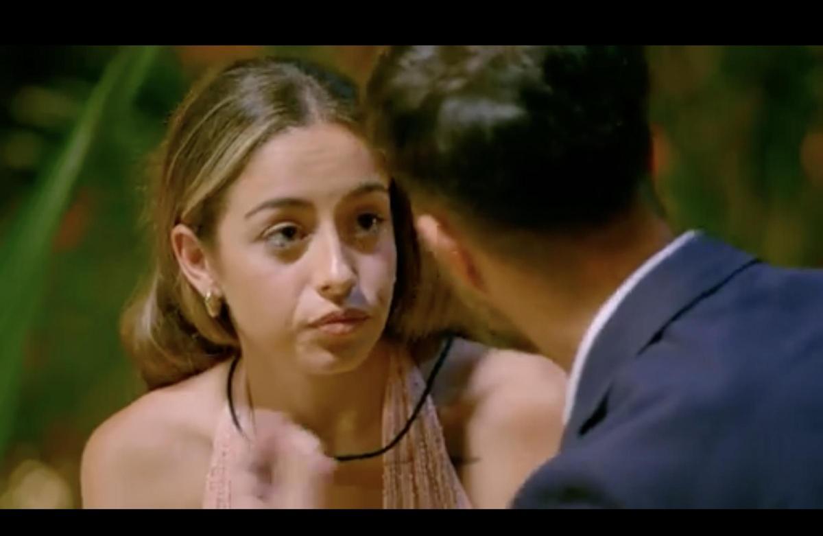 Ainhoa da explicaciones a Álex