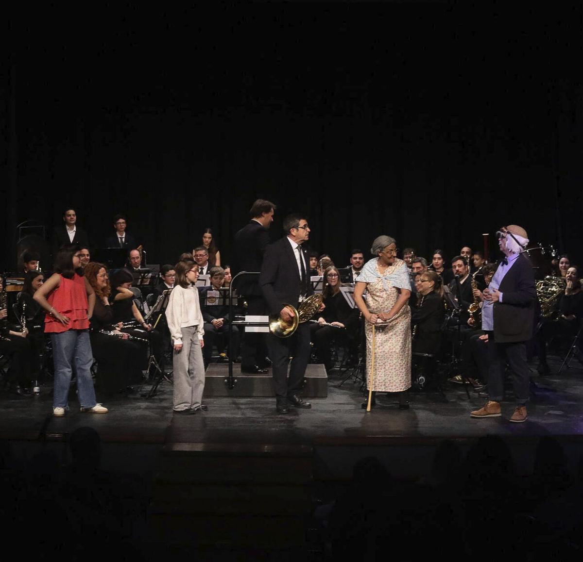 Matías, a la izquierda, con su familia y el músico voluntario para probar el invento de la máquina del tiempo. | ALBA PRIETO