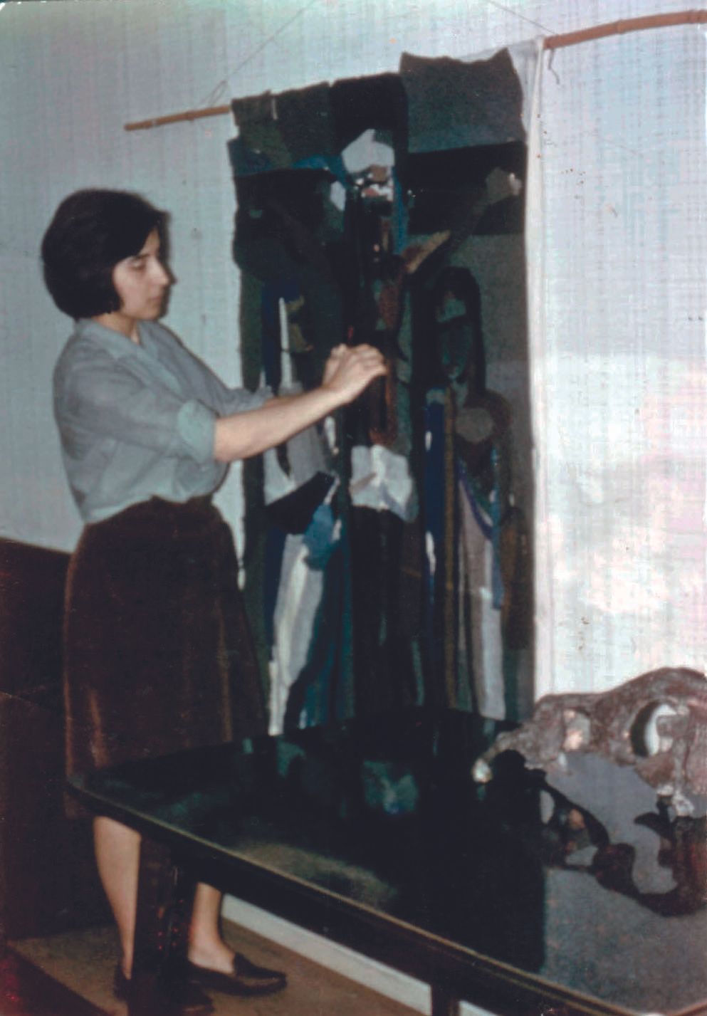 Trabajando en un tapiz en Oberhausen (Alemania), en 1963