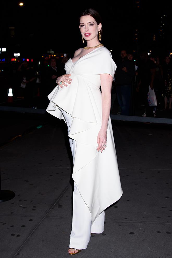 Anne Hathaway en Nueva York con total look white