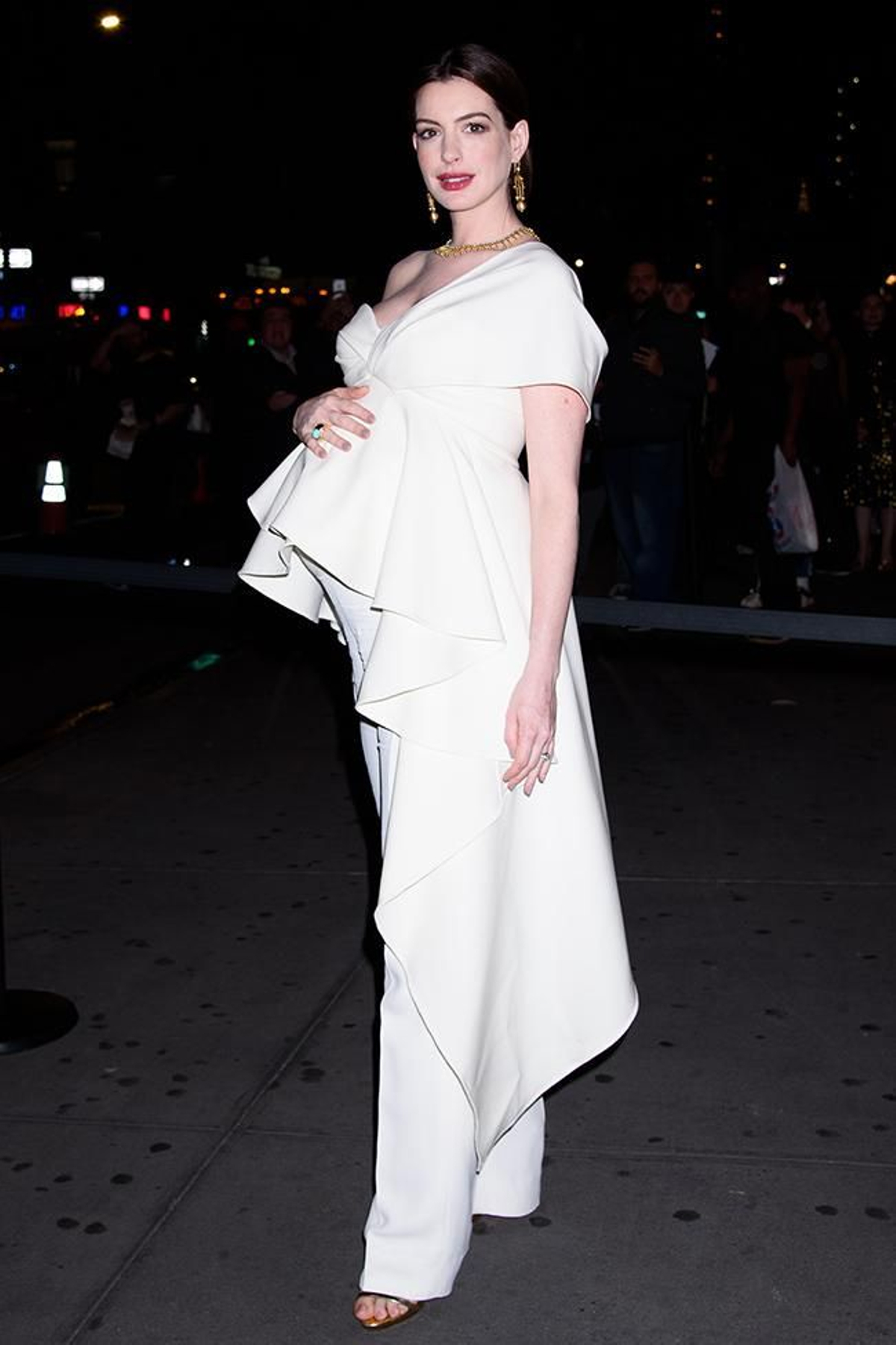 Anne Hathaway en Nueva York con total look white