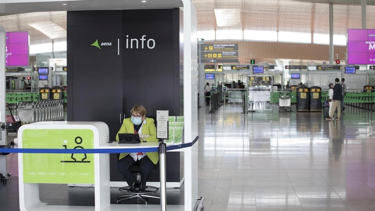 Punto de información de Aena en el aeropuerto de El Prat de Barcelona, el 19 de marzo del 2020