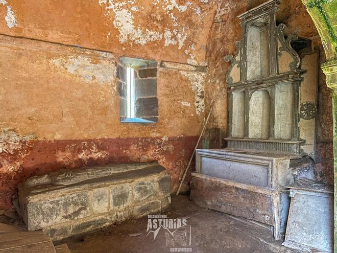 El interior de una casa abandonada con sarcófago en Asturias