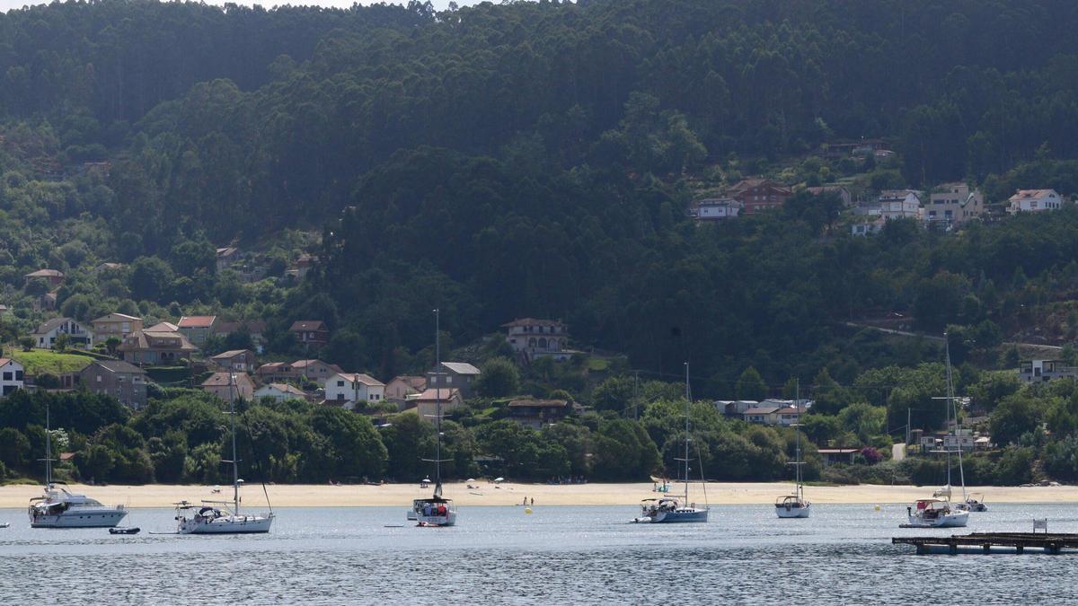 Playa de Arneles, en la Ría de Aldán.