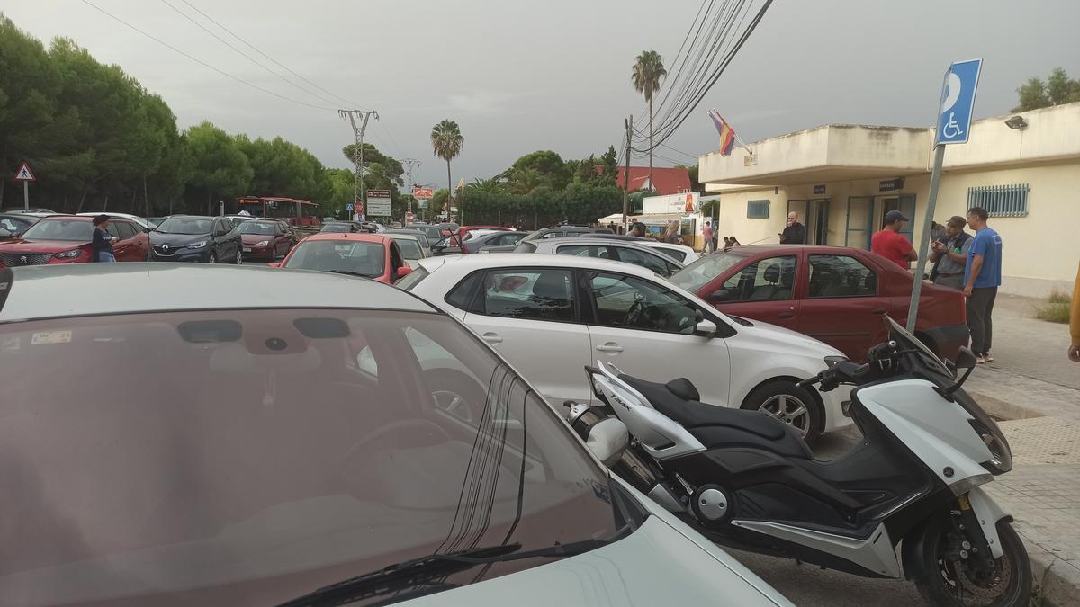 Vista del aparcamiento de la DGT con la plaza de discapacitados ocupada irregularmente.