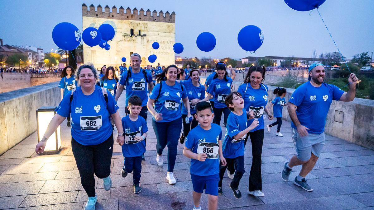 El grupo burbuja recorre el Puente Romano en la Carrera #SomosAzul 2024.
