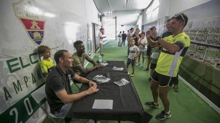 Nino y Benja han promocionado está semana la campaña de abonos firmando autógrafos.