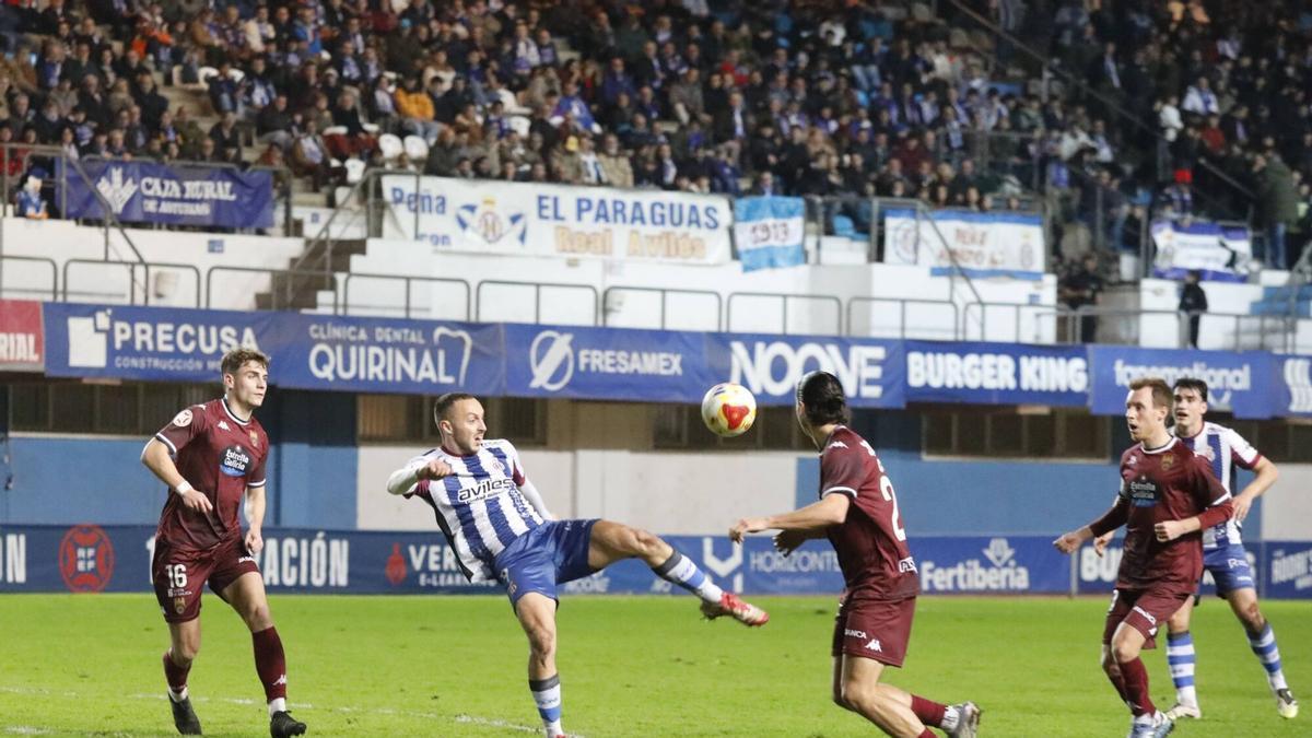 El último Avilés-Pontevedra disputado en el Suárez Puerta.