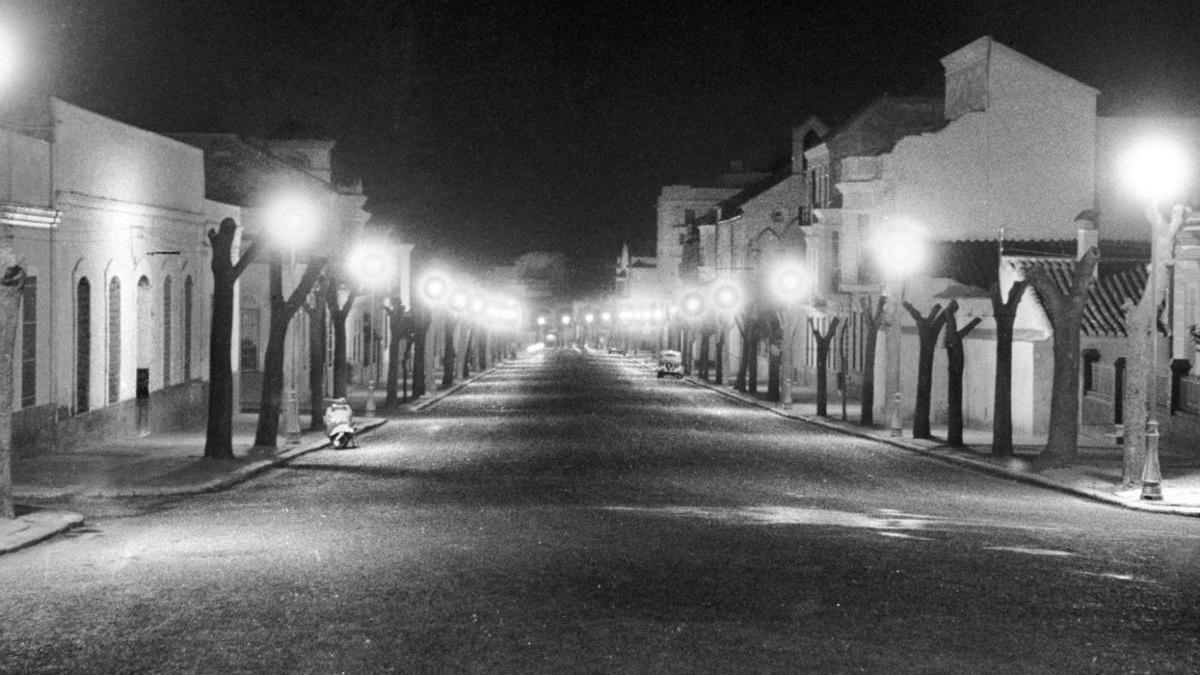 Imagen en blanco y negro de la calle Cristo de la Epidemia, hace varias décadas.