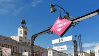 Las cuatro salidas del Metro de Sol de Madrid se tiñen de rosa por el cáncer de mama