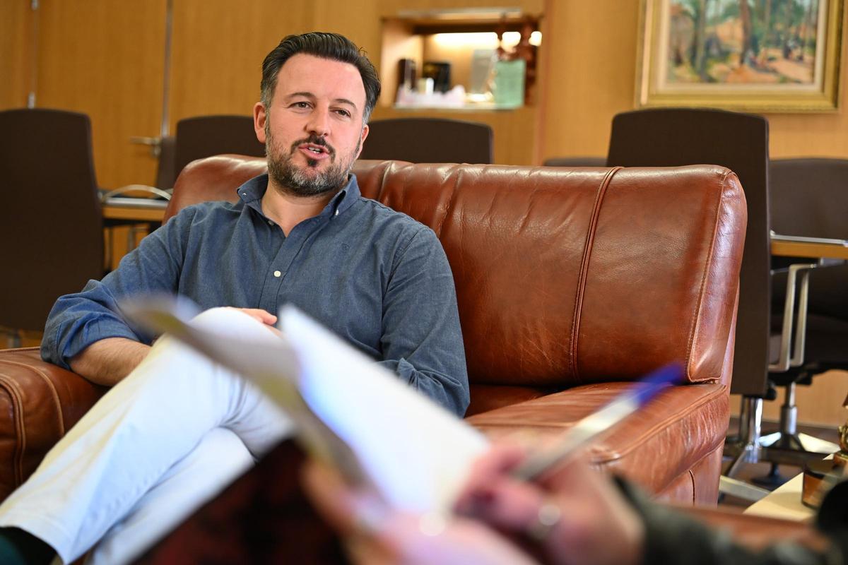 El alcalde de Elche, Pablo Ruz, en un momento de la entrevista en la Alcaldía.