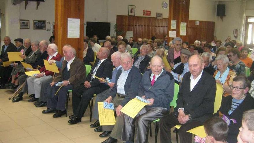 En las dos primeras filas, los socios que ayer recibieron un homenaje en el centro de día.