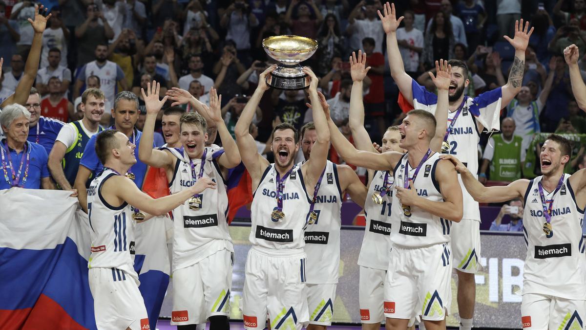 Dragic levanta el trofeo de campeón rodeado del equipo esloveno