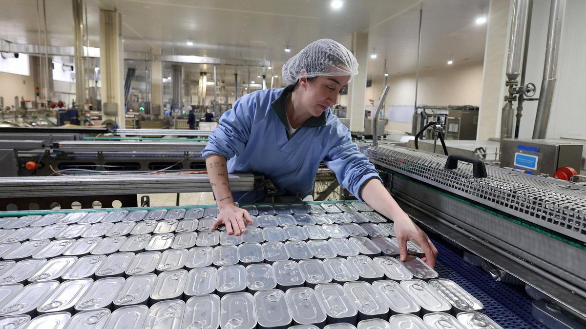 Una trabajadora manipula latas en la fábrica de conservas Orbe en el polígono de A Reigosa en Pontevedra.