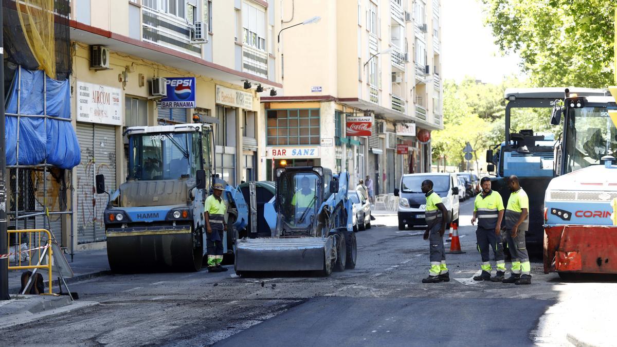 Obras de asfaltado en la calle Villa de Andorra.